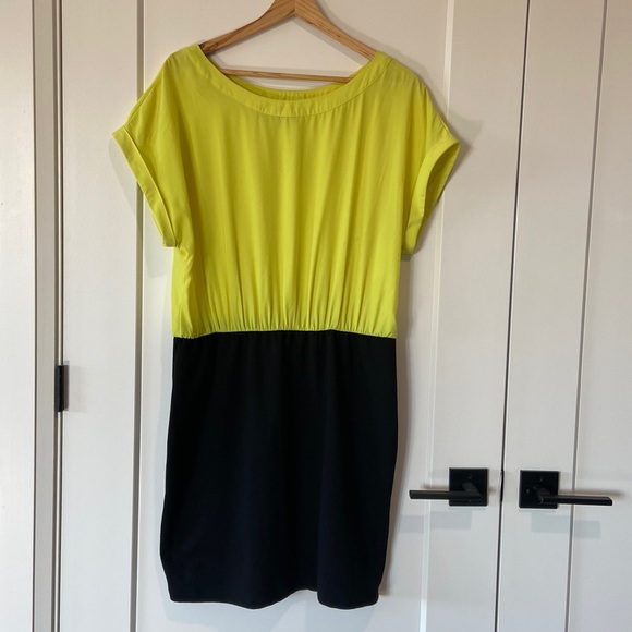 Women’s Dress Jennifer Lopez Yellow Black Size 12 Button Back Elastic Waist - Picture 1 of 8